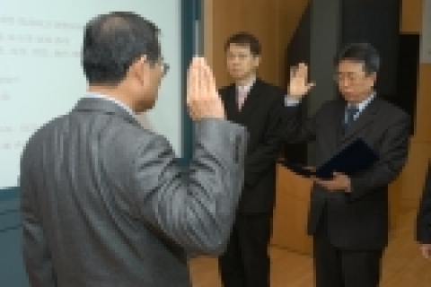 포스데이타의 정유식 상무(우측)가 사업리더의 대표로 유병창 사장(뒷모습, 좌측)에게 올바른 리더십 실천을 위한 선서를 하고 있다.