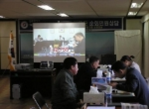 고충위 조사관들이 8일 영동군청 회의실에서 순회민원상담을 하고 있다.