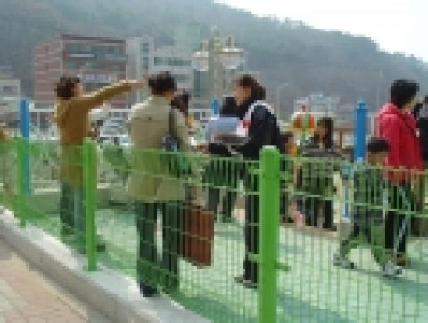 부산은행 용원지점(지점장 조 병 영)은 3월 9일 지역주민에게 꽃씨를 나눠주며 용원지점 개점 소식을 알렸다.