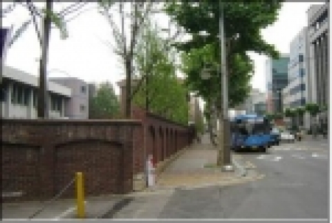 서울교대 기숙사 앞 담장(정문 우측)