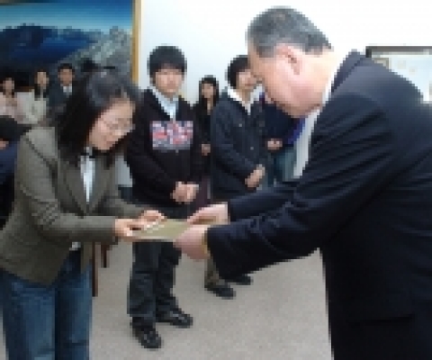 조선대학교총동창장학회는 장학증서 수여식을 3월 10일 오전 10시 본관 2층 소회의실에서 가졌다.