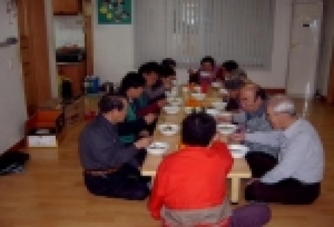창원시 가음정 새마을협의회에서 경로당에 식사대접을 하였다.