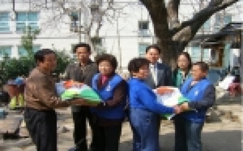 창원시 중앙동에 있는 바르게 살기위원회가 이웃에 쌀 전달하였다.
