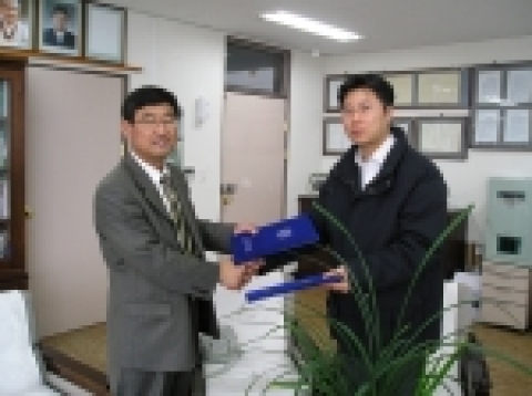 강원대학교 산림과학대학은 올가홀푸드(풀무원 브랜드)와 고로쇠나무 등 수액관련 제품개발과 판매와 관련된 양해각서 조인식을 체결하였다.