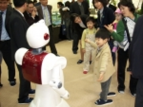 롯데건설이 부산에서 분양중인 ‘명지 롯데캐슬’(33~54 평형 1,122가구) 견본주택에 로봇 도우미가 큰 인기를 끌고있다.