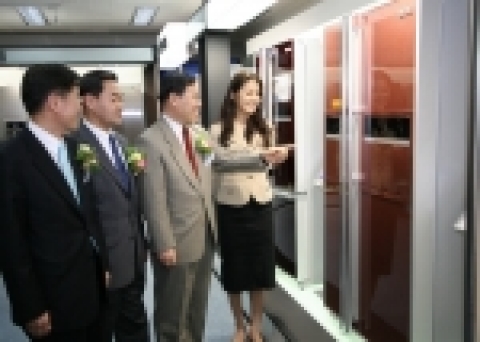 사진 왼쪽부터 박찬수 냉장고사업부장(상무), 강신익 한국마케팅부문장(부사장),이영하 DA사업본부장(사장),디오스 광고모델 고현정씨