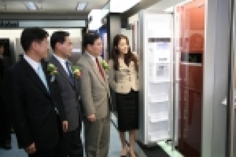 사진 왼쪽부터 박찬수 냉장고사업부장(상무), 강신익 한국마케팅부문장(부사장),이영하 DA사업본부장(사장),디오스 광고모델 고현정씨
