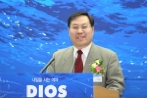 LG전자 DA사업본부장인 이영하 사장이 11일 창원사업장에서 열린 ‘디오스 냉장고 신제품 및 전략 발표회’에서 2010년 냉장고 시장 세계 1위를 달성하겠다는 목표를 밝히고 있다.