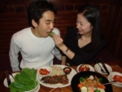 한국 아웃백 스테이크하우스는 한국 음식에 길들여진 30~40대 고객들을 유치하고자 한국인의 입맛에 맞는 메뉴를 독자적으로 개발해오고 있다.