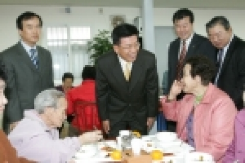 오창관 포항제철소장이 13일 포항시 남구 해도2동에 있는 무료급식소 “포스코 나눔의 집”을 방문하여 시설을 둘러보고 근무 중인 자원봉사자들을 격려하였다.