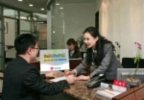 경남은행은 중국, 인도, 일본, 한국 등 아시아 4개국 증시에 분산 투자하는 ‘PCA 뉴 실크로드 재간접 투자신탁’을 15일부터 판매한다.
