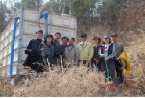 경북도 수질보전과 직원들이 자매결연마을 간이상수도 물탱크 청소 봉사활동 실시하였다.