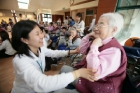 토지공사 2006년 신입직원 237명은 지난 3월10일부터 14일까지 신입연수의 일환으로 대전 천성원, 대전노인병원 등지에서 봉사활동을 펼쳤다. 