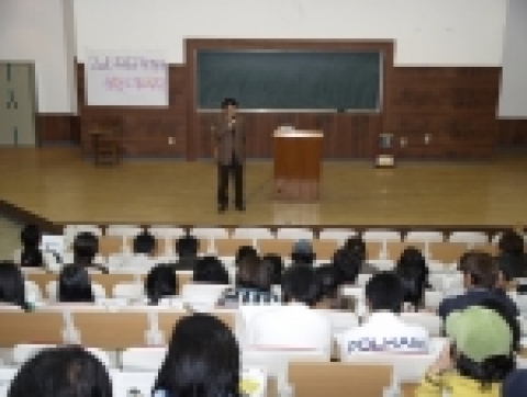 경상대학교 정찬용 기획처장이 13일 오후 6시 교양학관 185강의실에서 2006학년도 등록금 책정에 대해 학생회 간부를 대상으로 설명하고 있다. 