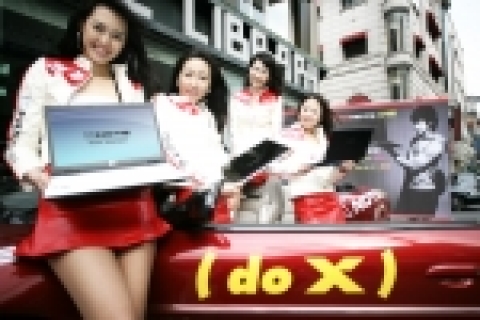 LG전자는 XNOTE 신제품인 초경량 노트북 &#039;TX 시리즈&#039;의 스포츠카 디자인 컨셉을 홍보하기 위해 스포츠카와 레이싱걸 복장의 도우미들을 동원, 강남역 등지에서 홍보 로드쇼를 진행 중이다.