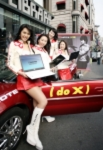 LG전자는 XNOTE 신제품인 초경량 노트북 'TX 시리즈'의 스포츠카 디자인 컨셉을 홍보하기 위해 스포츠카와 레이싱걸 복장의 도우미들을 동원, 강남역 등지에서 