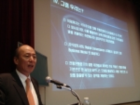 고현진 한국소프트웨어진흥원 원장이 3월 14일(화) 용산 국립중앙박물관서 개최한 2006년 SW진흥원 첫 워크샵에 참석해 전 직원에 취지를 설명하고 있다.