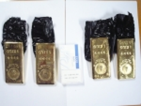 적발한 금괴 4kg(시가 7천만원 상당)