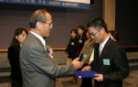 삼성전자와 삼성복지재단은 14일 프레스센터에서 사회복지시설 수혜자 대상 우수 프로그램을 45개를 선정하여 지원금 전달식을 가졌다. 한용외 삼성복지재단 사장(왼쪽)이 저시력 장애인들