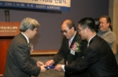 삼성전자와 삼성복지재단은 14일 프레스센터에서 사회복지시설 수혜자 대상 우수 프로그램을 45개를 선정하여 지원금 전달식을 가졌다. 이인용 삼성전자 홍보팀장(왼쪽)이 저시력 장애인들