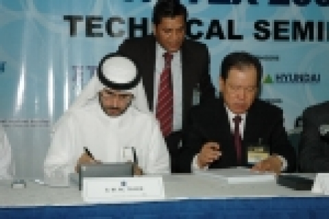 이지송 현대건설 사장과 사이드 모하메드 알 타이르 두바이 수전력청장이 3월 14일 UAE의 두바이 월드 트레이드 센터에서 개최된 제벨알리 발전담수 2단계 공사 계약 서명식에서 계약서에 서명하고 있다.
