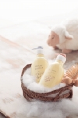 코리아나 화장품은 카모마일을 주성분으로 하는 아기 전용 브랜드인 ‘레미트 베이비 케어’ 라인을 선보인다.