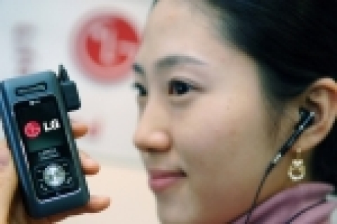 LG전자는 MP3 플레이어 수준의 탁월한 음질을 지원하는 ‘미니 슬라이드 뮤직폰(모델명: LG- M6100)’을 오픈 마켓 중심의 GSM 시장에 이번 주 출시한다.