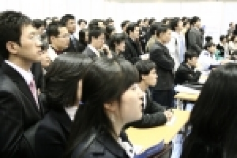 경기도와 인크루트(www.incruit.com), 커리어(www.career.co.kr)가 함께 15일 고양시 킨텍스에서 개최한 올 첫 채용박람회인 ‘2006 열린 일자리 한마당’
