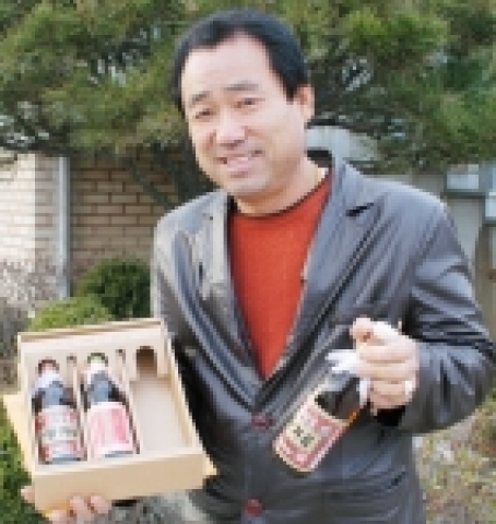 품질좋은 논산의 참깨로 16년간 참기름을 가공하면서, 최근 우체국쇼핑 기름세트 부문 1위를 달리고 있는 논산 유림식품 유정호 사장.