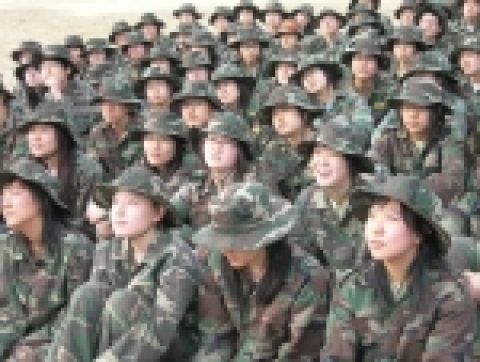 해병대캠프 극기훈련에 참가한 ‘외대부속 외고’여 학생들이 훈련 프로그램의 안내를 받고있다.