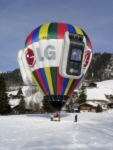 스위스 샤또 데(Chateau d’Oex) 지역에서 열린 'LG전자 2006 벌룬 투어’ 행사에서 현지 주요 거래선들을 태운‘LG 휴대폰’ 모형의 열기구가 하늘에 떠있다.