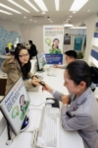 삼성전자가 국내 휴대폰 업계 최초로 AS서비스와 예약 시스템을 결합해 도입한 '애니콜 예약 서비스' 제도가 고객들에게 좋은 반응을 얻고 있다. 사진은 애니콜 사용