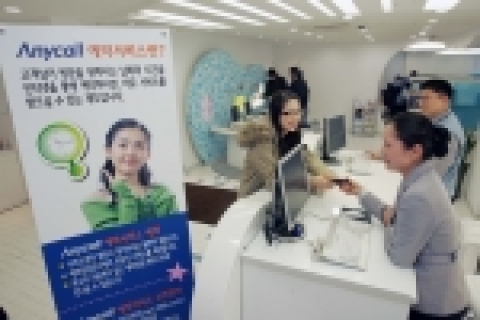 삼성전자가 국내 휴대폰 업계 최초로 AS서비스와 예약 시스템을 결합해 도입한 '애니콜 예약 서비스' 제도가 고객들에게 좋은 반응을 얻고 있다. 사진은 애니콜 사용