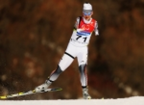 삼성전자가 글로벌 나눔경영 실천을 위해 후원사로 처음 참여하게 된 제9회 토리노 동계 장애인 올림픽에서 삼성전자 로고가 새겨진 번호판을 단 선수들이 감동적인 장면을 연출하고 있다.