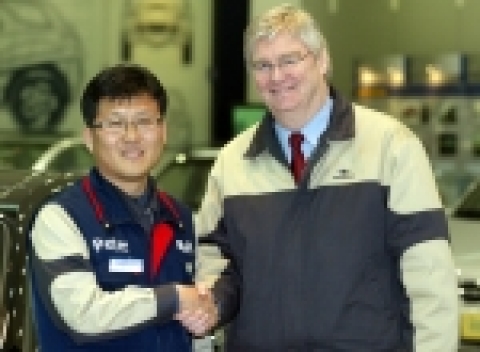 GM DAEWOO 닉 라일리 사장과 이성재 노조위원장은 3월 16일 부평공장 홍보관에서 '노사상생 및 회사 경쟁력 제고를 위한 공동 기자회견'을 개최했다. 이날 