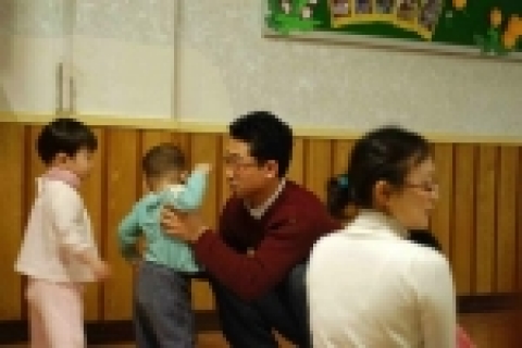 경상북도공무원교육원 교육생들이 봉사활동하는 모습
