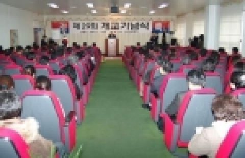 제29주년 개교기념시겡서 축사를 하고 있는 부산정보대학 강기성 학장