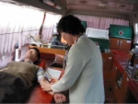 한국과학재단은 헌혈인구 감소로 혈액 수급에 어려움을 겪고 있어 3월 17일(금) 재단 전 직원이 참여하는 가운데 대한적십자 대전혈액원의 헌혈차량을 지원받아 사랑의 헌혈운동을 펼쳤다