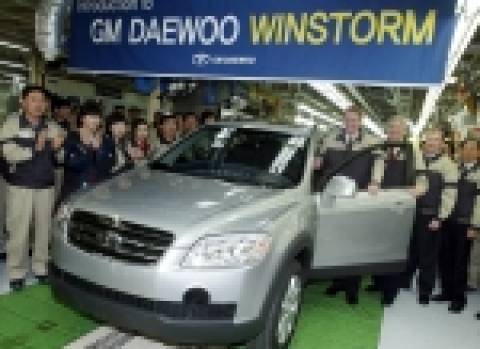 17일 오후 GM DAEWOO 부평공장을 방문한 GM 릭 왜고너(Rick Wagoner) 회장이 GM DAEWOO가 처음 개발한 SUV '윈스톰' 생산라인을 둘러