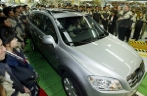 17일 오후 GM DAEWOO 부평공장을 방문한 GM 릭 왜고너(Rick Wagoner) 회장이 GM DAEWOO가 처음 개발한 SUV '윈스톰' 생산라인을 둘러