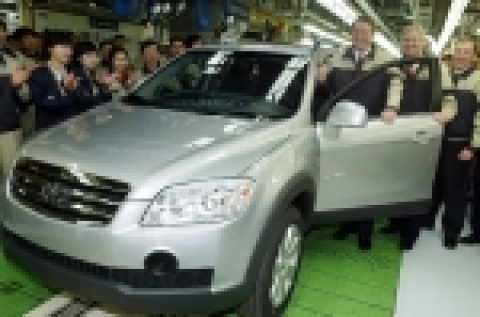 17일 오후 GM DAEWOO 부평공장을 방문한 GM 릭 왜고너(Rick Wagoner) 회장이 GM DAEWOO가 처음 개발한 SUV '윈스톰' 생산라인을 둘러