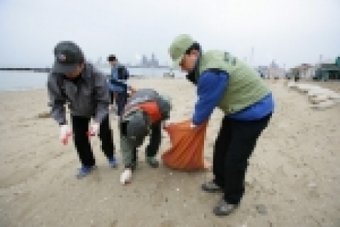 포스코 포항제철소는 18일 나눔의 토요일을 맞아 2,150여명의 임직원과 가족들이 포항일대 25개 자매마을과 41개 복지시설을 찾아 “봄맞이 환경개선활동”이라는 주제로 활발한 봉사