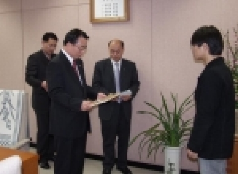 이만기 기상청장(왼쪽에서 두번째)이 지난 17일 ESRC 장학금 지원과제로 선정되어 장학금을 받는 한 학생에게 장학증서를 수여하고 있다.