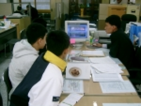 보호관찰관이 학교폭력의 폐해에 대해 상담하고 있다