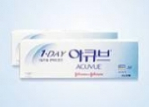 매일 렌즈를 교체함으로써 눈에 자극이나 불쾌감을 유발하고 시력에 영향을 줄 수 있는 침전물이 쌓일 가능성을 최소화할 수 있는 원데이 아큐브 콘택트렌즈