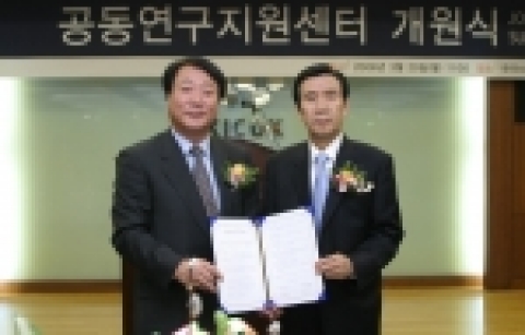 김칠두 한국산업단지공단 이사장(사진 왼쪽>과 차현직 부천대학장은 20일 오전 11시 서울 구로동 한국산업단지공단 본사에서 ‘공동연구지원센터 개원식’을 갖고 서울디지털단지 입주