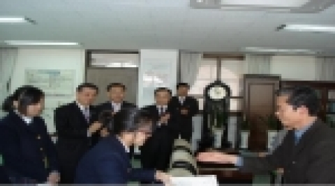 창원시 가음정 사랑회에서 장학금을 전달했다