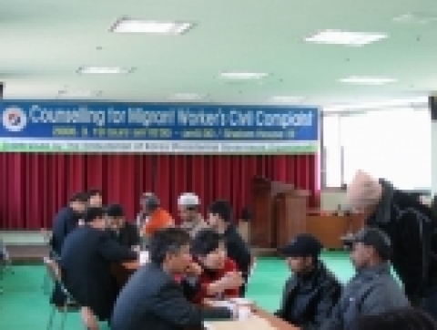 남양주 외국인 노동자 복지센터「샬롬의 집」에서 19일 외국인 노동자들이 고충위 조사관과 민원을 상담하고 있다
