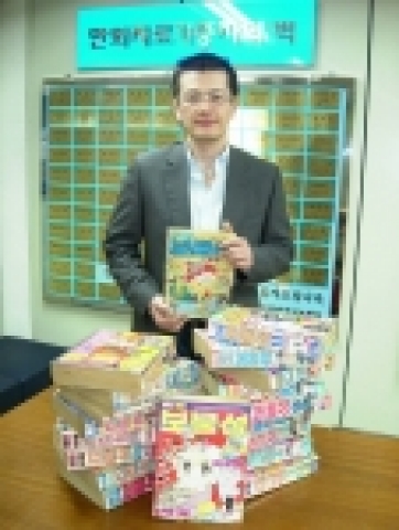 본인의 추억이 어린 <보물섬>을 손에 든 정찬