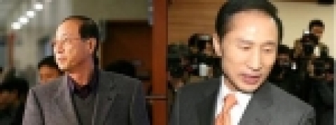 20일 기자회견장에 모습을 드러낸 이명박과 최연희